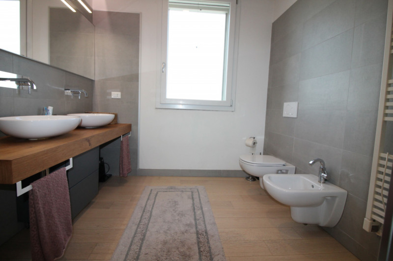 Nella prestigiosa e tranquilla zona "Oasi di Casale" a Vicenza, proponiamo in vendita una splendi...