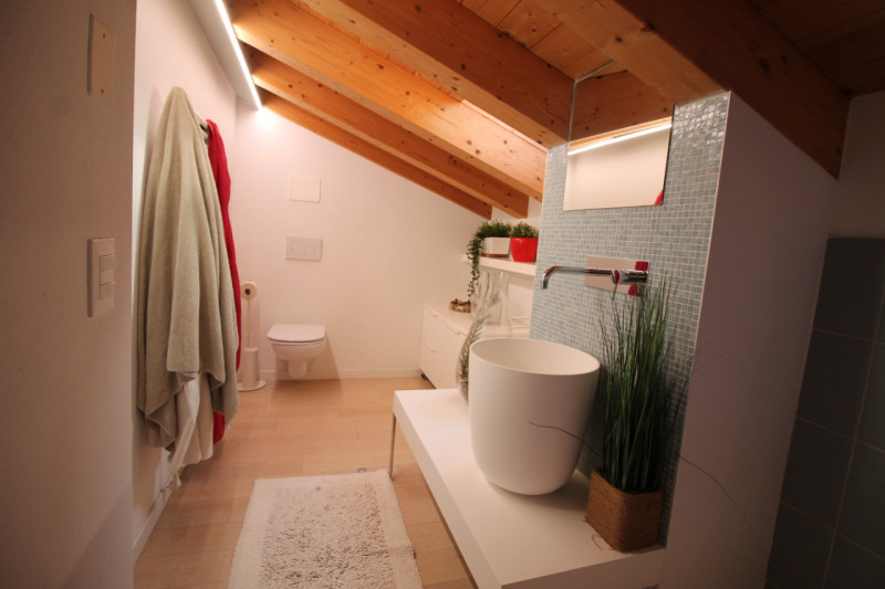 Nella prestigiosa e tranquilla zona "Oasi di Casale" a Vicenza, proponiamo in vendita una splendi...