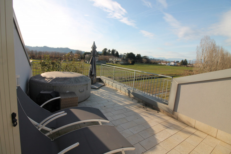 Nella prestigiosa e tranquilla zona "Oasi di Casale" a Vicenza, proponiamo in vendita una splendi...