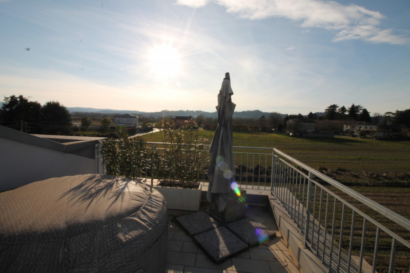 Nella prestigiosa e tranquilla zona "Oasi di Casale" a Vicenza, proponiamo in vendita una splendi...