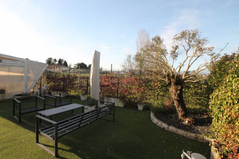 Nella prestigiosa e tranquilla zona "Oasi di Casale" a Vicenza, proponiamo in vendita una splendi...