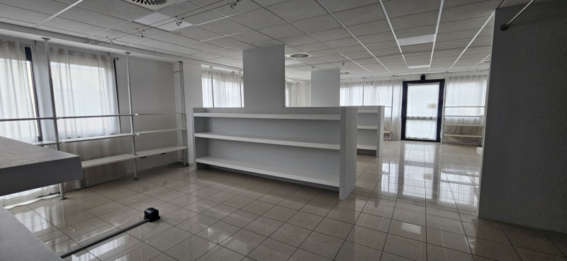 Riferimento per l'agenzia AU1007 VIGONZA Zona Capriccio. Proponiamo in affitto un ampio e moderno...