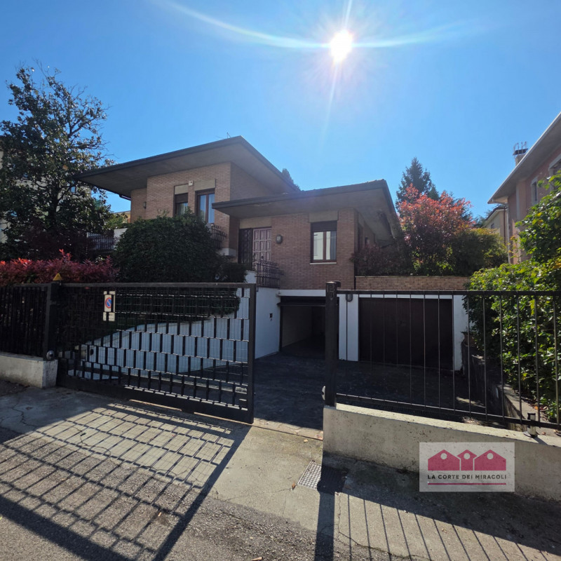 VICENZA-SAN BORTOLO: OTTIMA CASA SINGOLA VICINA AL CENTRO CITTADINO, 3 CAMERE + ZONA OSPITI E UFF...