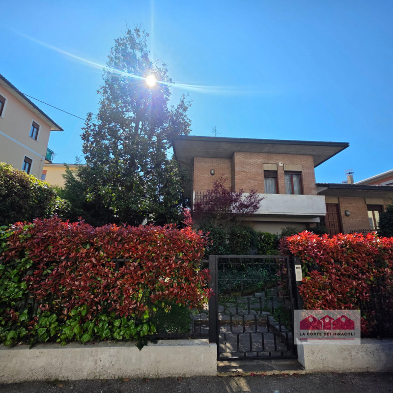 VICENZA-SAN BORTOLO: OTTIMA CASA SINGOLA VICINA AL CENTRO CITTADINO, 3 CAMERE + ZONA OSPITI E UFF...