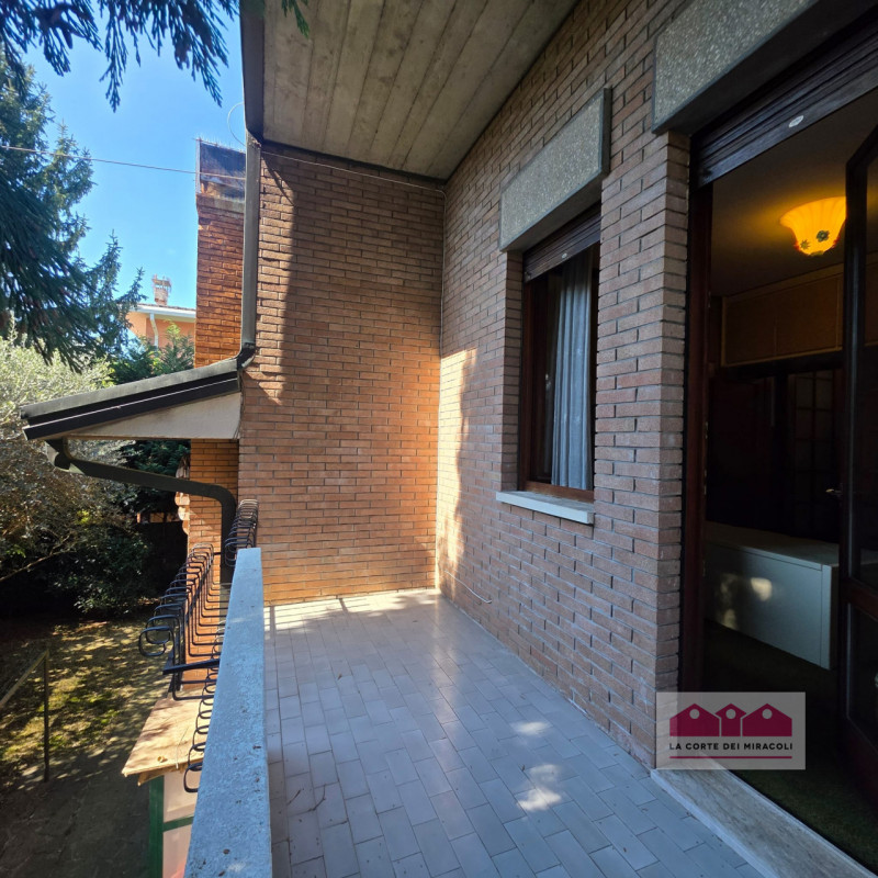 VICENZA-SAN BORTOLO: OTTIMA CASA SINGOLA VICINA AL CENTRO CITTADINO, 3 CAMERE + ZONA OSPITI E UFF...