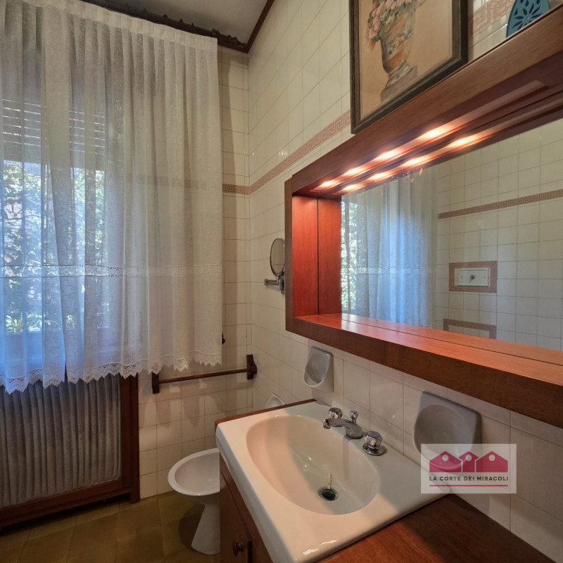 VICENZA-SAN BORTOLO: OTTIMA CASA SINGOLA VICINA AL CENTRO CITTADINO, 3 CAMERE + ZONA OSPITI E UFF...