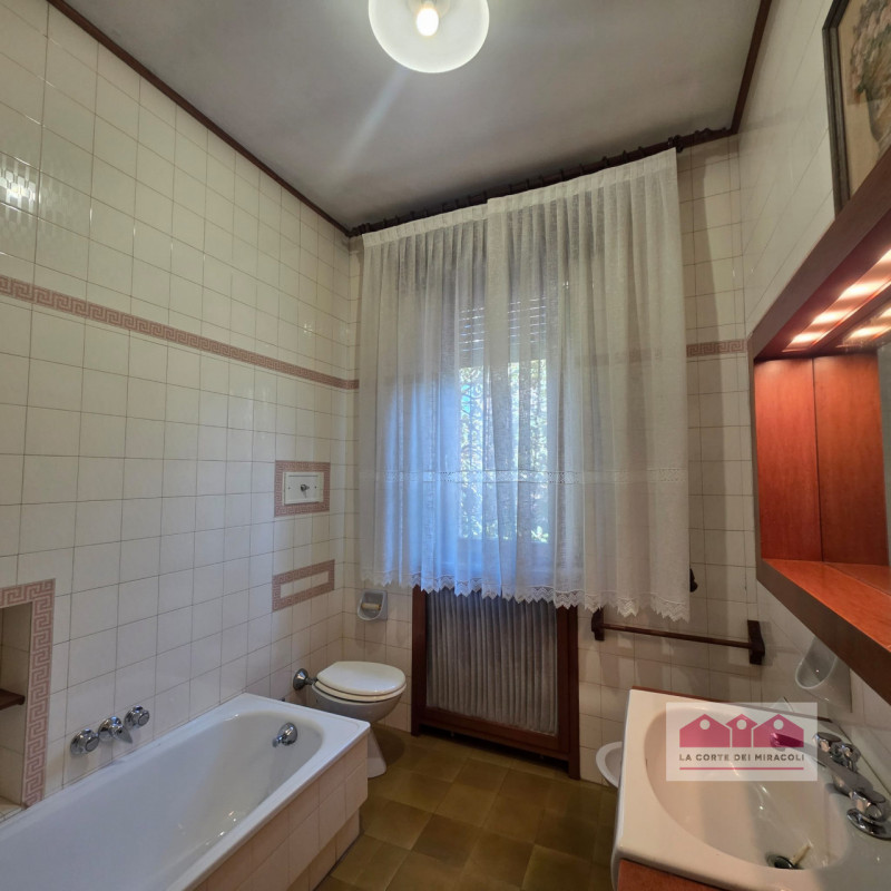 VICENZA-SAN BORTOLO: OTTIMA CASA SINGOLA VICINA AL CENTRO CITTADINO, 3 CAMERE + ZONA OSPITI E UFF...