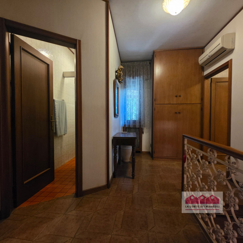 VICENZA-SAN BORTOLO: OTTIMA CASA SINGOLA VICINA AL CENTRO CITTADINO, 3 CAMERE + ZONA OSPITI E UFF...