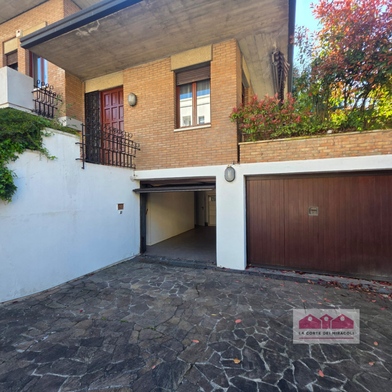 VICENZA-SAN BORTOLO: OTTIMA CASA SINGOLA VICINA AL CENTRO CITTADINO, 3 CAMERE + ZONA OSPITI E UFF...