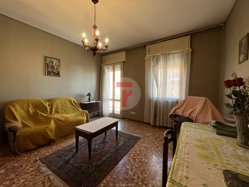 In zona San Lorenzo, in posizione strategica e ben servita, appartamento situato al terzo piano d...