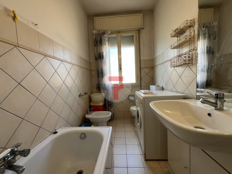 In zona San Lorenzo, in posizione strategica e ben servita, appartamento situato al terzo piano d...