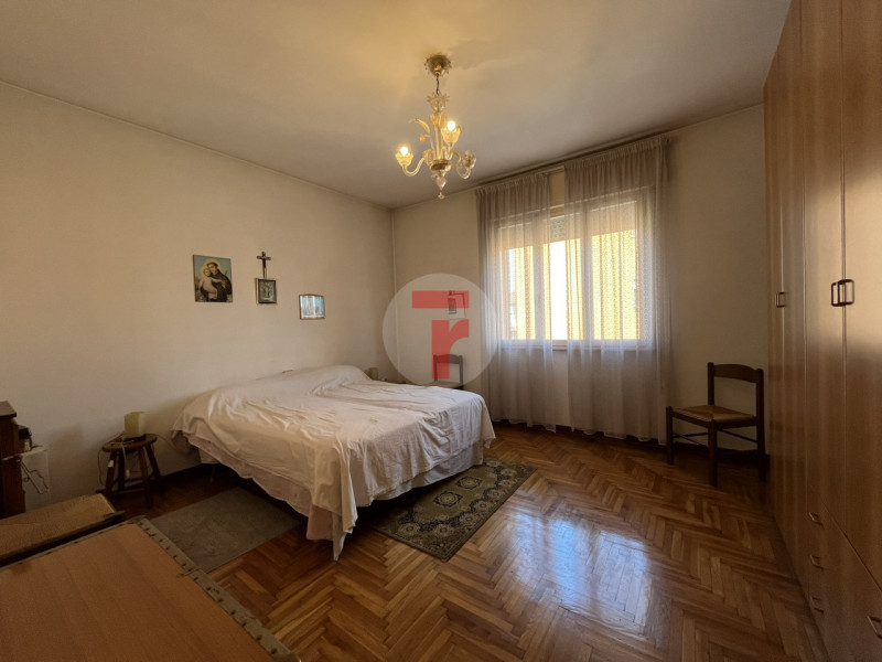 In zona San Lorenzo, in posizione strategica e ben servita, appartamento situato al terzo piano d...