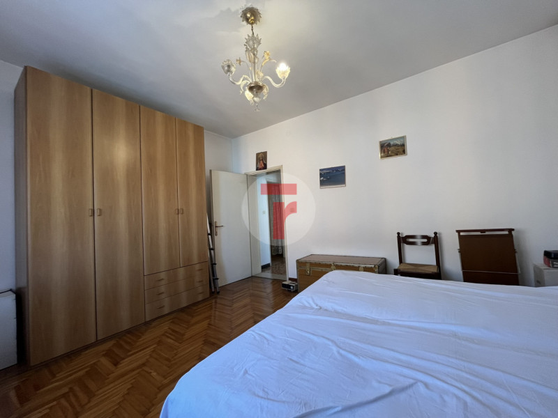 In zona San Lorenzo, in posizione strategica e ben servita, appartamento situato al terzo piano d...