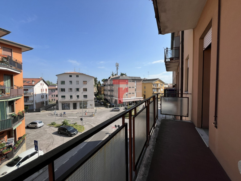 In zona San Lorenzo, in posizione strategica e ben servita, appartamento situato al terzo piano d...