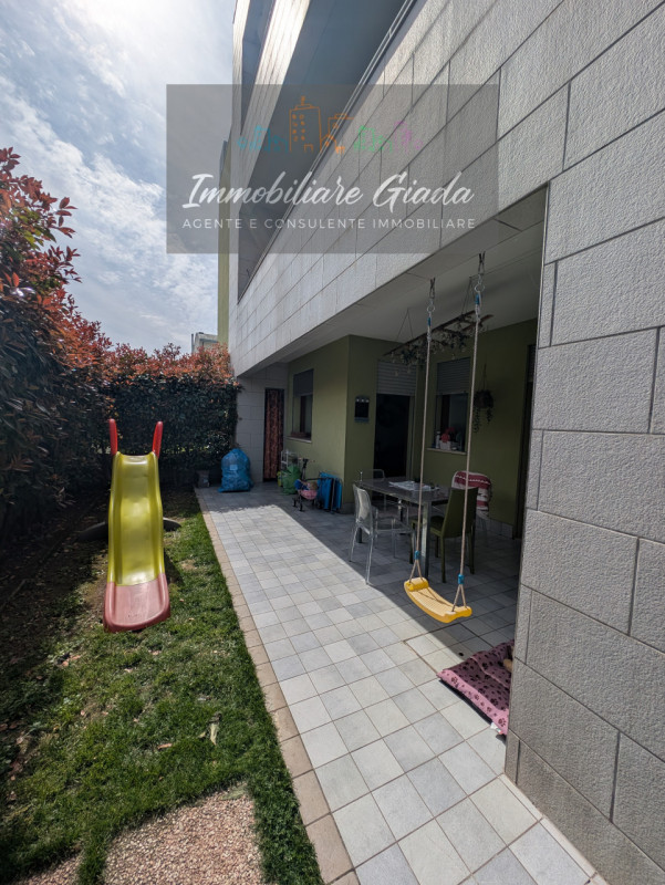 Vendiamo bellissimo appartamento con giardino in zona semicentrale a Conegliano, comodo a tutti i...