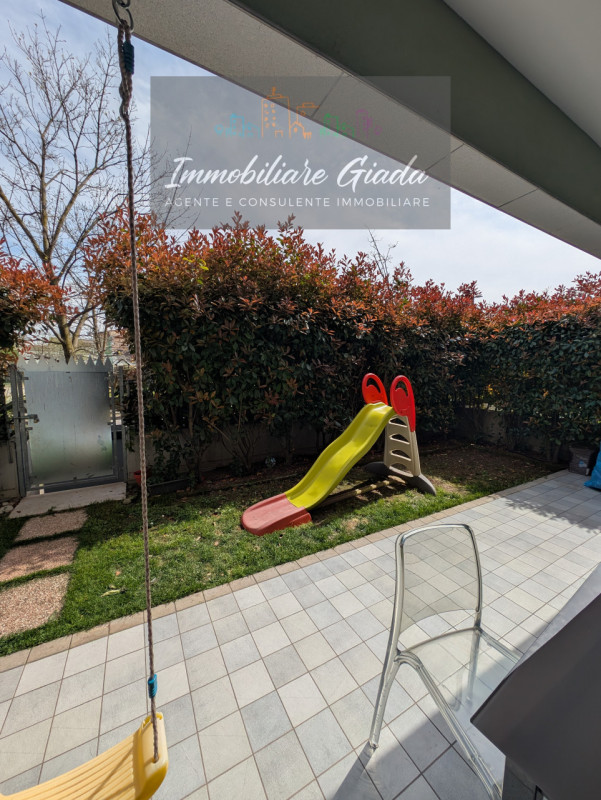 Vendiamo bellissimo appartamento con giardino in zona semicentrale a Conegliano, comodo a tutti i...