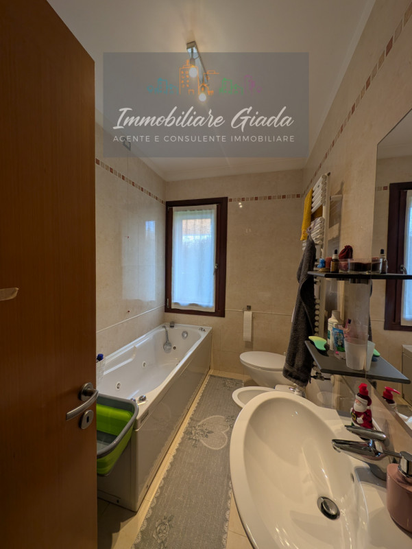 Vendiamo bellissimo appartamento con giardino in zona semicentrale a Conegliano, comodo a tutti i...