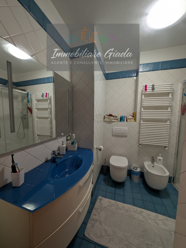 Vendiamo bellissimo appartamento con giardino in zona semicentrale a Conegliano, comodo a tutti i...