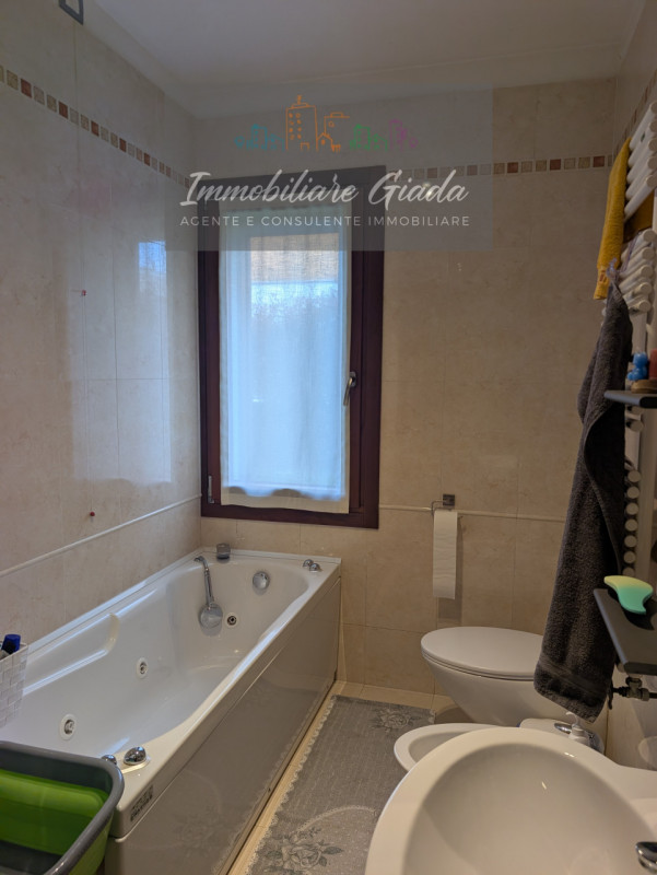 Vendiamo bellissimo appartamento con giardino in zona semicentrale a Conegliano, comodo a tutti i...