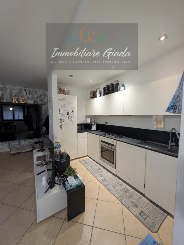 Vendiamo bellissimo appartamento con giardino in zona semicentrale a Conegliano, comodo a tutti i...