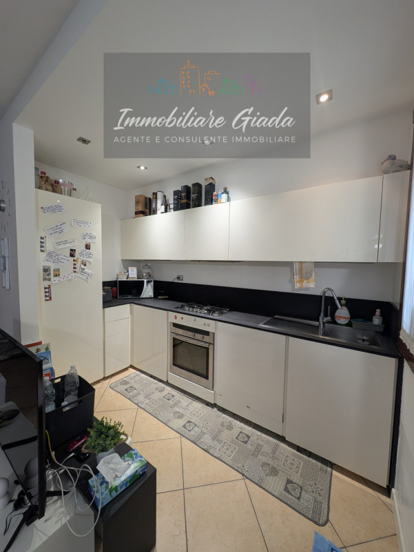 Vendiamo bellissimo appartamento con giardino in zona semicentrale a Conegliano, comodo a tutti i...