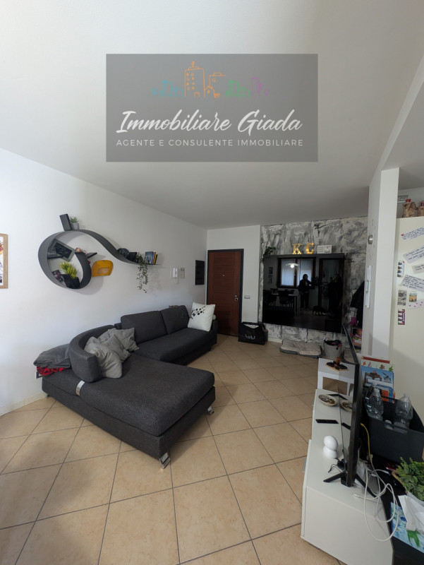 Vendiamo bellissimo appartamento con giardino in zona semicentrale a Conegliano, comodo a tutti i...