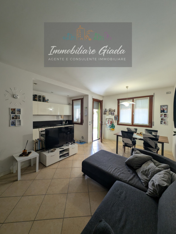 Vendiamo bellissimo appartamento con giardino in zona semicentrale a Conegliano, comodo a tutti i...