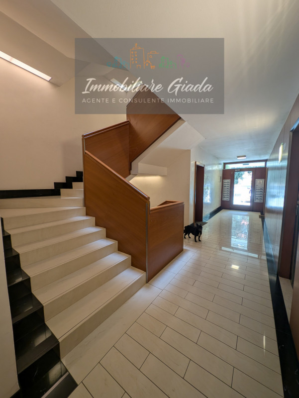 Vendiamo bellissimo appartamento con giardino in zona semicentrale a Conegliano, comodo a tutti i...