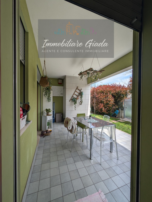 Vendiamo bellissimo appartamento con giardino in zona semicentrale a Conegliano, comodo a tutti i...