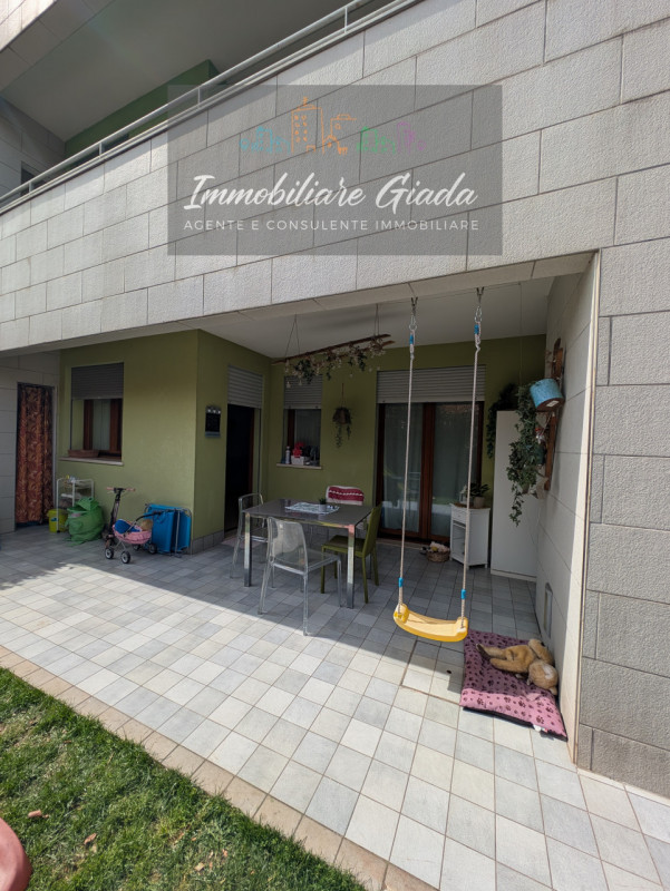 Vendiamo bellissimo appartamento con giardino in zona semicentrale a Conegliano, comodo a tutti i...