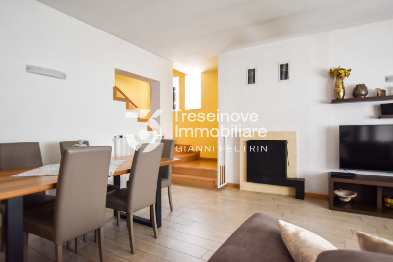 (Per INFO Feltrin ing. Gianni 3288349492) Proponiamo in vendita bifamiliare con ampi spazi dispos...