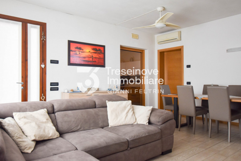 (Per INFO Feltrin ing. Gianni 3288349492) Proponiamo in vendita bifamiliare con ampi spazi dispos...