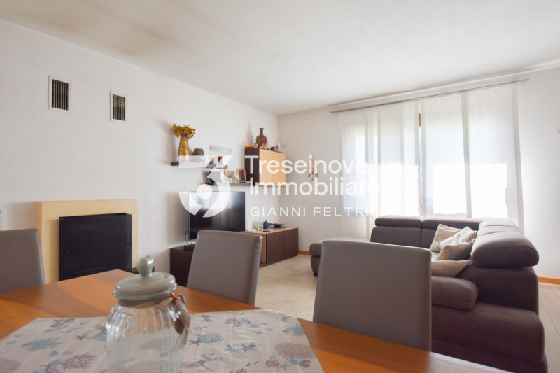 (Per INFO Feltrin ing. Gianni 3288349492) Proponiamo in vendita bifamiliare con ampi spazi dispos...