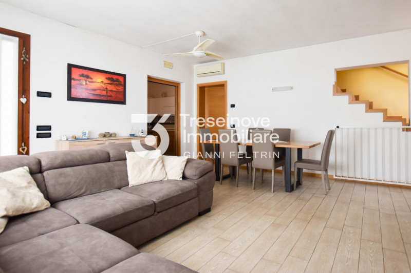 (Per INFO Feltrin ing. Gianni 3288349492) Proponiamo in vendita bifamiliare con ampi spazi dispos...