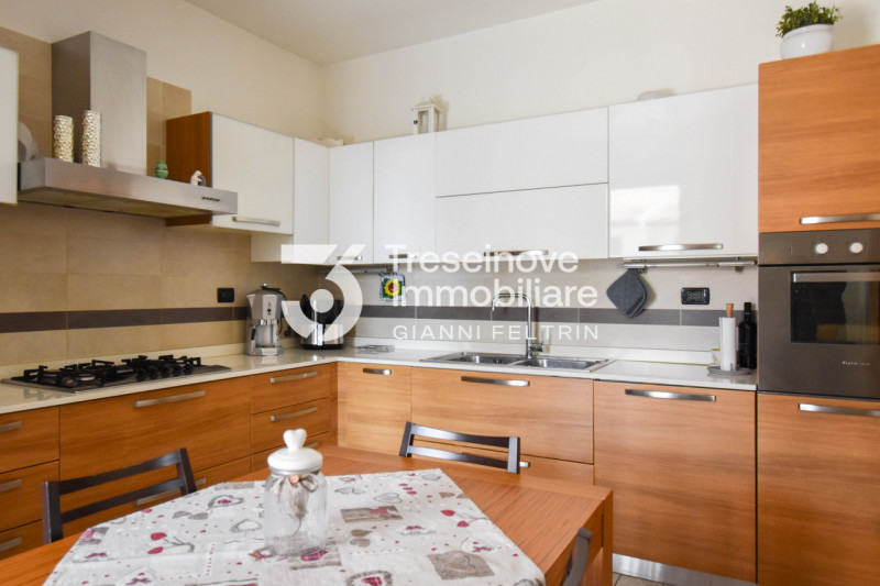 (Per INFO Feltrin ing. Gianni 3288349492) Proponiamo in vendita bifamiliare con ampi spazi dispos...