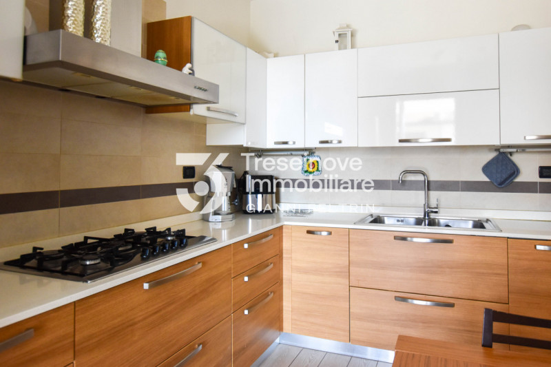 (Per INFO Feltrin ing. Gianni 3288349492) Proponiamo in vendita bifamiliare con ampi spazi dispos...