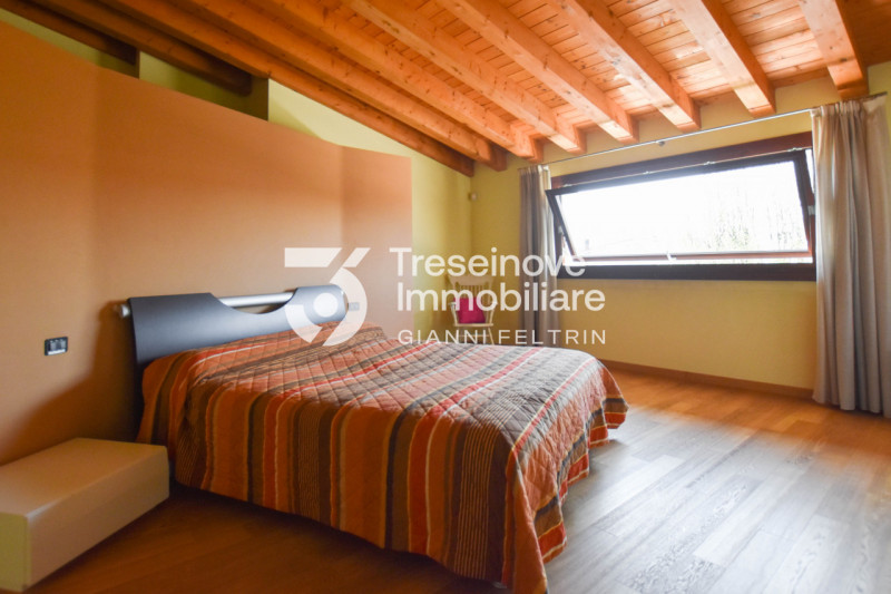 (Per INFO Feltrin ing. Gianni 3288349492) Proponiamo in vendita bifamiliare con ampi spazi dispos...