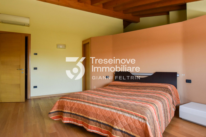 (Per INFO Feltrin ing. Gianni 3288349492) Proponiamo in vendita bifamiliare con ampi spazi dispos...