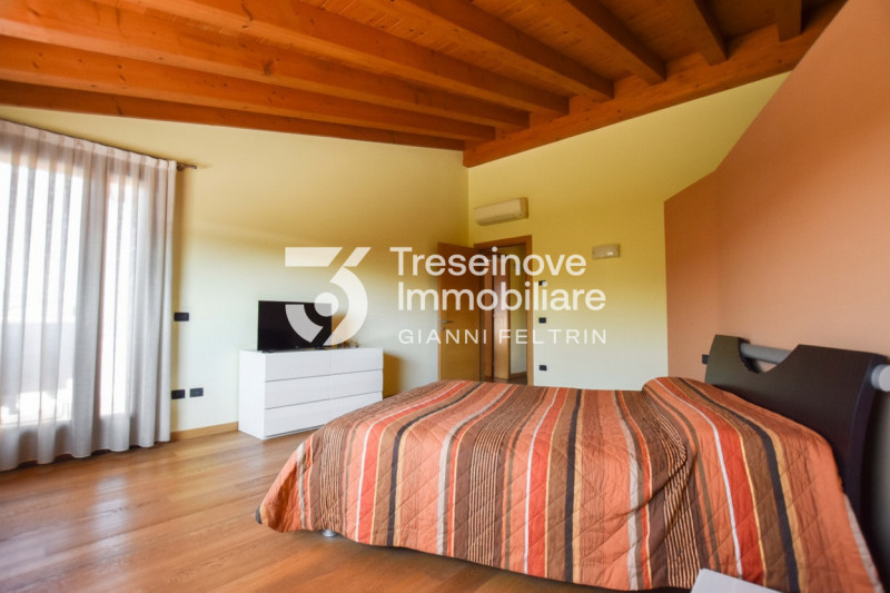 (Per INFO Feltrin ing. Gianni 3288349492) Proponiamo in vendita bifamiliare con ampi spazi dispos...