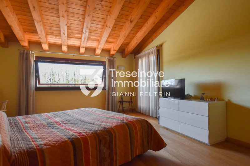 (Per INFO Feltrin ing. Gianni 3288349492) Proponiamo in vendita bifamiliare con ampi spazi dispos...