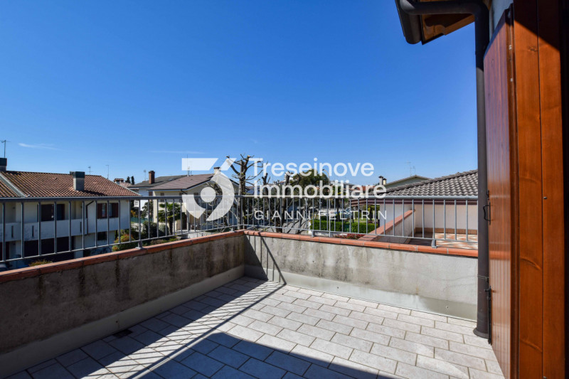 (Per INFO Feltrin ing. Gianni 3288349492) Proponiamo in vendita bifamiliare con ampi spazi dispos...