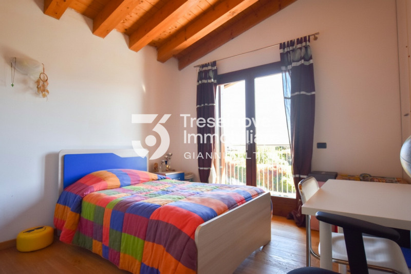 (Per INFO Feltrin ing. Gianni 3288349492) Proponiamo in vendita bifamiliare con ampi spazi dispos...