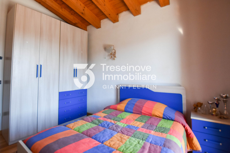 (Per INFO Feltrin ing. Gianni 3288349492) Proponiamo in vendita bifamiliare con ampi spazi dispos...