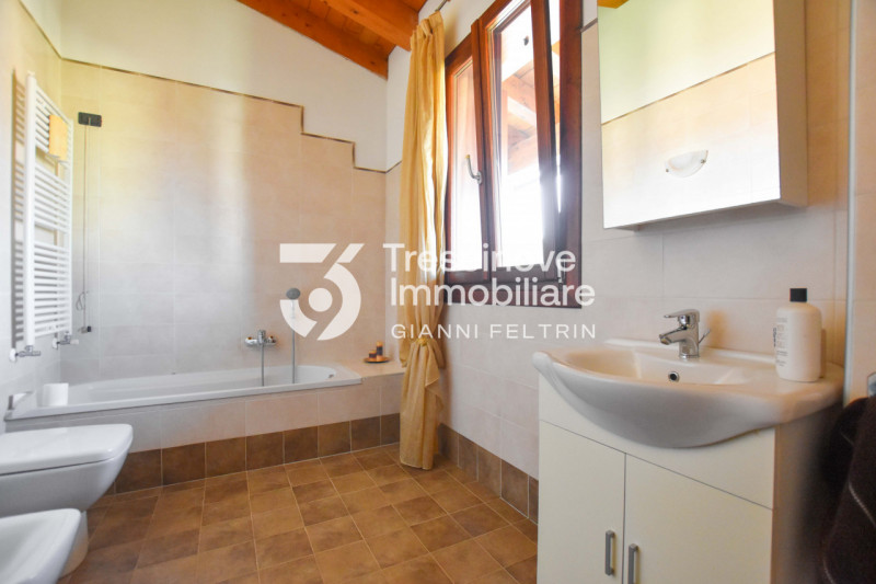 (Per INFO Feltrin ing. Gianni 3288349492) Proponiamo in vendita bifamiliare con ampi spazi dispos...