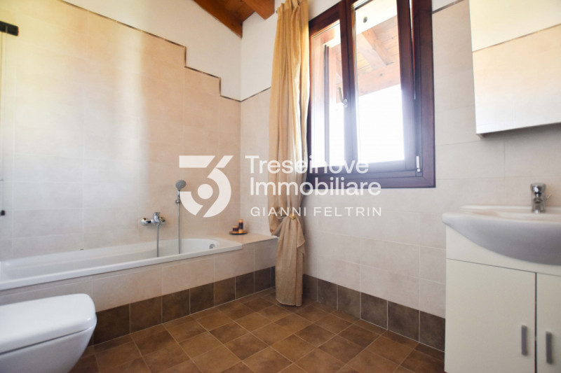 (Per INFO Feltrin ing. Gianni 3288349492) Proponiamo in vendita bifamiliare con ampi spazi dispos...