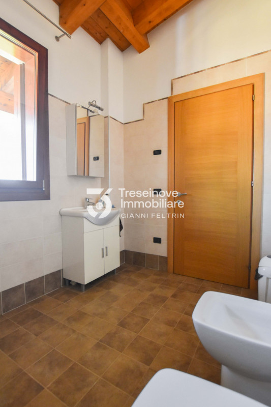 (Per INFO Feltrin ing. Gianni 3288349492) Proponiamo in vendita bifamiliare con ampi spazi dispos...