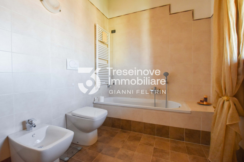 (Per INFO Feltrin ing. Gianni 3288349492) Proponiamo in vendita bifamiliare con ampi spazi dispos...