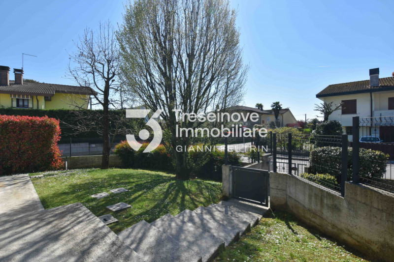 (Per INFO Feltrin ing. Gianni 3288349492) Proponiamo in vendita bifamiliare con ampi spazi dispos...