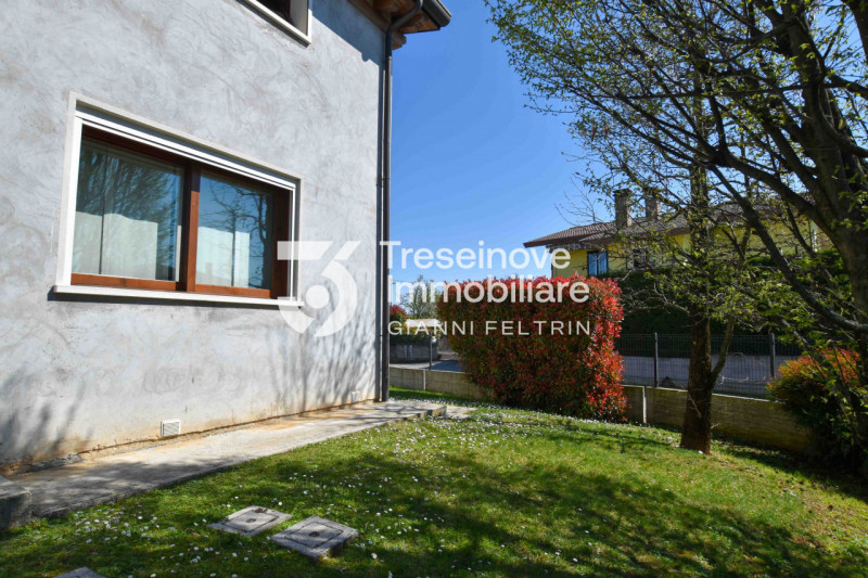 (Per INFO Feltrin ing. Gianni 3288349492) Proponiamo in vendita bifamiliare con ampi spazi dispos...