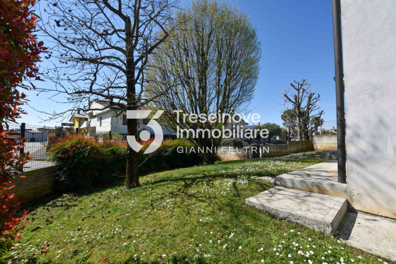 (Per INFO Feltrin ing. Gianni 3288349492) Proponiamo in vendita bifamiliare con ampi spazi dispos...